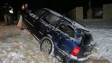 Nehoda osobního vozu v Dolech u Dobruky.