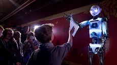 Humanoidní robot p�edával v liberecké iQlandii d�tem vysv�d�ení.