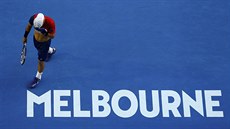 T̎KÝ BOJ. Lleyton Hewitt si otírá pot bhem utkání druhého kola Australian...