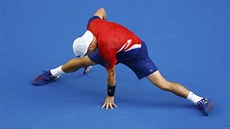 PROTAENÍ. Lleyton Hewitt zstal po jedné z výmn v utkání s Davidem Ferrerem v...