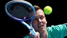 TEN MÁM. Tomá� Berdych se natahuje po forhendu v utkání s Rogerem Federerem.
