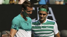 HRÁL JSI DOBE. Roger Federer (vpravo) dkuje za zápas poraenému Tomái...