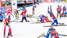 UF, TO BYLA D�INA! Momentka z cíle stíhacího závodu �en v italské Anterselv�