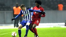 Mitchell Weiser (vlevo) z Herthy Berlín a Caiuby z Augsburgu v souboji o mí