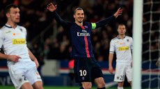 Zlatan Ibrahimovi (v modrém) a jeho radost v duelu Paris St. Germain vs. Angers