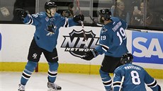 TAK POJ�TE KE MN�... Tomá� Hertl ze San Jose (zcela vlevo) slaví sv�j gól proti...