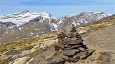 Pohled na Pico de Veleta z jiního úboí Mulhacénu