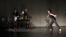 Performance pod názvem Mokré ruce.