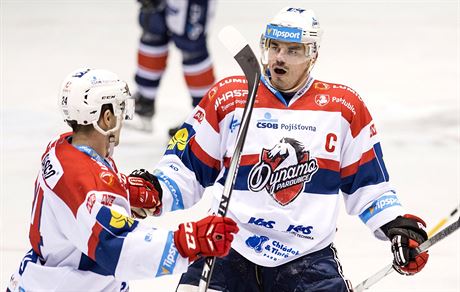 Pardubití hokejisté Martin tajnoch (vlevo) a Petr Sýkora se radují z gólu.