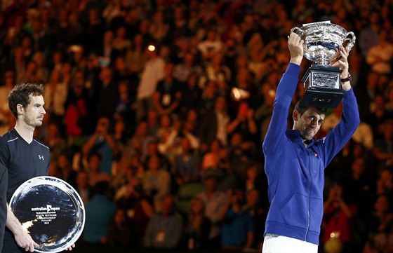 AMPION S TROFEJÍ. Novak Djokovi zvedá pohár pro vítze Australian Open,...