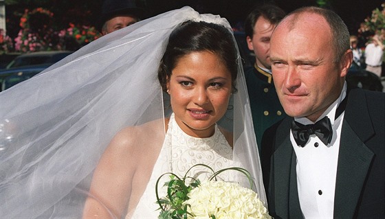 Phil Collins v den svatby v roce 1999 s třetí ženou Orianne, se kterou se před...