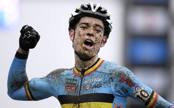 Belgický cyklokrosa Wout Van Aert slaví, je mistrem svta pro rok 2016.