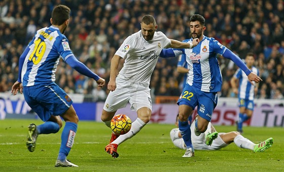 Karim Benzema (v bílém) z Realu Madrid se prodírá pes Joana Jordana (vlevo) a...