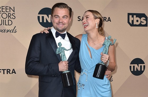Leonardo DiCaprio a Brie Larsonová pózují s cenou SAG (31. ledna 2016).