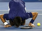 Novak Djokovi líbá kurt po vítzném finále Australian Open.