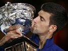 POLIBEK OD AMPIONA. Novak Djokovi se mazlí s trofejí pro vítze Australian...