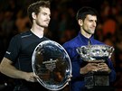 FINALISTÉ. Poraený Andy Murray (vlevo) a ampion Australian Open Novak...