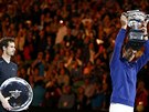AMPION S TROFEJÍ. Novak Djokovi zvedá pohár pro vítze Australian Open,...