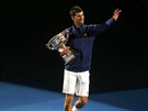 Spokojený Novak Djokovi zdraví diváky po vítzném finále Australian Open.