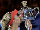 Angelique Kerberová líbá trofej z Australian Open.