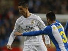 Cristiano Ronaldo (vlevo) z Realu Madrid obchází Rubena Duarteho z Espaolu...