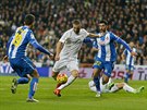 Karim Benzema (v bílém) z Realu Madrid se prodírá pes Joana Jordana (vlevo) a...