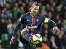 Zlatan Ibrahimovic z Paris St. Germain zpracovává mí.