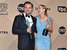 Leonardo DiCaprio a Brie Larsonová pózují s cenou SAG (31. ledna 2016).