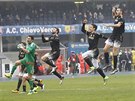 PODVANÁCTÉ ZA SEBOU. Fotbalisté Juventusu oslavují vítzství ve Veron.