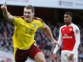 Sam Vokes z Burnley se raduje ze sv�ho g�lu v FA Cupu p�ed zasko�en�m Alexem...