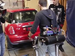 Pokus Jamese Hobsona uzvednout automobil pomoc nonho exoskeletu