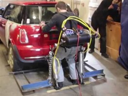 Pokus Jamese Hobsona uzvednout automobil pomoc nonho exoskeletu