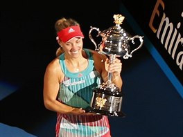 Angelique Kerberov s trofej pro vtzku dvouhry na Australian Open