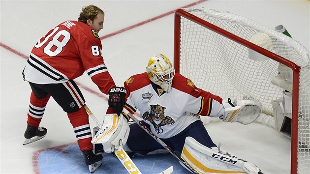 Roberto Luongo zastavuje njezd Patricka Kanea.