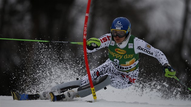 Slovensk lyaka Veronika Velez-Zuzulov na trati slalomu v Mariboru.