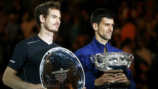 FINALIST. Poraen Andy Murray (vlevo) a ampion Australian Open Novak Djokovi.