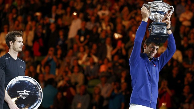 AMPION S TROFEJ. Novak Djokovi zved pohr pro vtze Australian Open, pihl poraen finalista Andy Murray.
