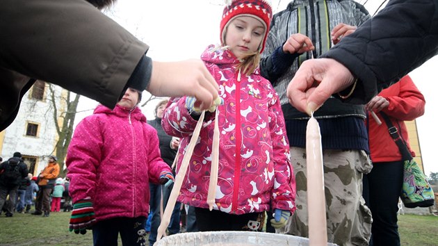 V centru Ledovec v Ledcch na Plzesku si lid vyrbli svky. Tradin akce se kon na podporu lid s duevnm handicapem.