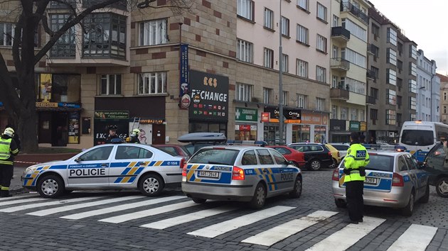 Policist a hasii vyjeli do praskch Dejvic k lahvi s neznmou tekutinou.