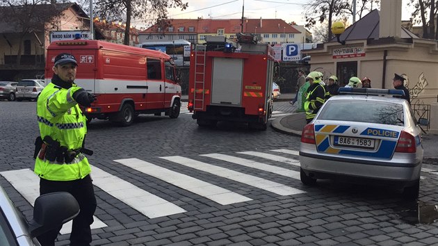 Zsah policie a hasi v praskch Dejvicch, kde byla nalezena lahev s neznmou tekutinou.