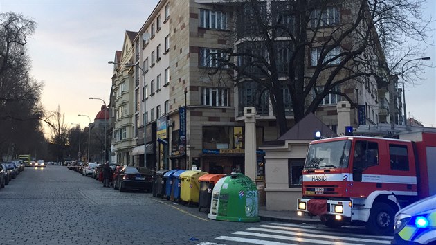 Zsah policie a hasi v praskch Dejvicch, kde byla nalezena lahev s neznmou tekutinou.