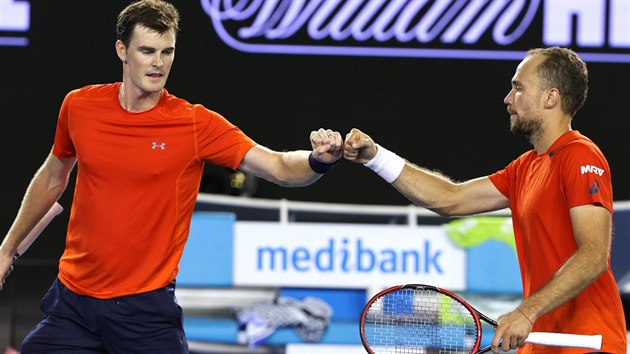 Jamie Murray (vlevo) a Bruno Soares ve finle Australian Open.