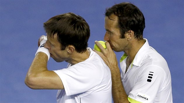 PORADA. Radek tpnek (vpravo) a Daniel Nestor ve finle Australian Open.