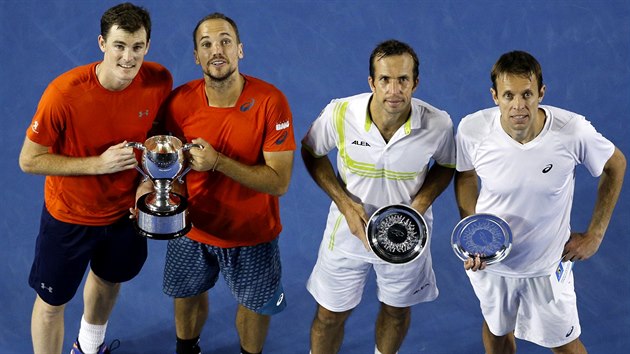 VTZOV A PORAEN. Titul z tyhry na Australian Open zskali Jamie Murray a Bruno Soares (zleva), ve finle zdolali Radka tpnka s Danielem Nestorem.