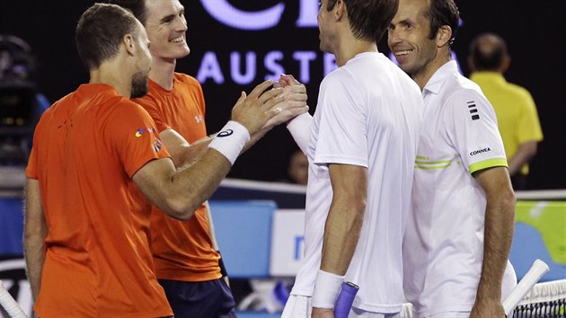 BYLI JSTE LEP. Radek tpnek s Danielem Nestorem gratuluj k vtzstv na Australian Open Jamiemu Murraymu a Brunu Soaresovi.