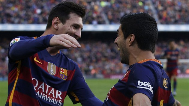 DERN DVOJICE. Luis Surez (vpravo) se ze sv branky raduje s Lionelem Messim. Ten se proti Atltiku Madrid trefil tak.