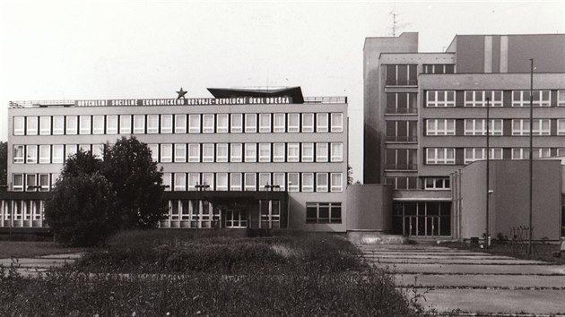 Symboly socialistického Nového Jičína. Sídlo Okresního výboru Komunistické strany Československa (vlevo) a vedle Dům politické výchovy.