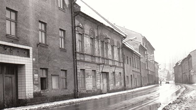 Levá strana Bezručovy ulice těsně před bouráním na konci 70. let.