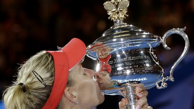 Angelique Kerberov lb trofej z Australian Open.