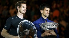 FINALISTÉ. Poraený Andy Murray (vlevo) a ampion Australian Open Novak...